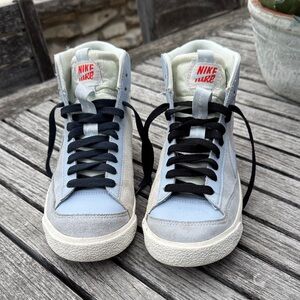 Nike Kids' Blazer Mid '77 SE Sneaker Lavender Blue and Grey with Black Laces